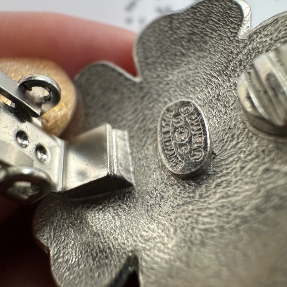 Vintage black Camelia Chanel earrings - Picture 3 of 4